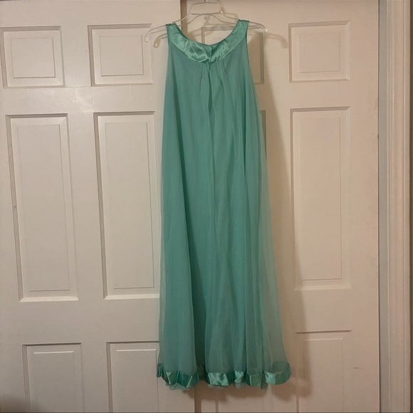 VINTAGE GOSSARD ARTIMIS ELEGANT FLOOR LENGTH NIGHT GOWN WORN FOR MODELING SHOOT - Picture 6 of 7